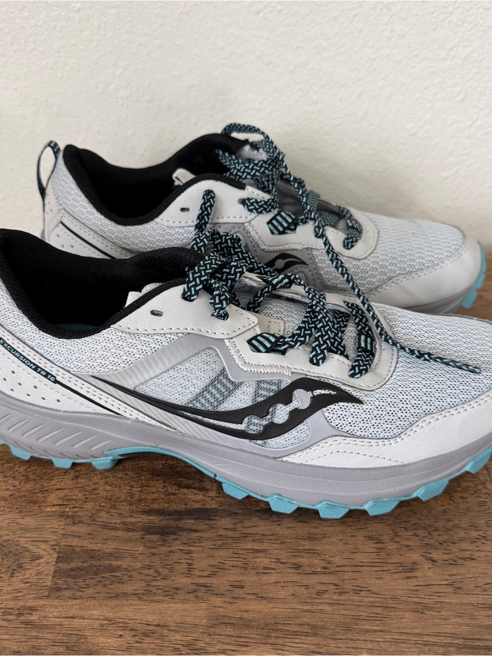 Saucony Women's Light Gray and Teal Athletic Trail Shoes